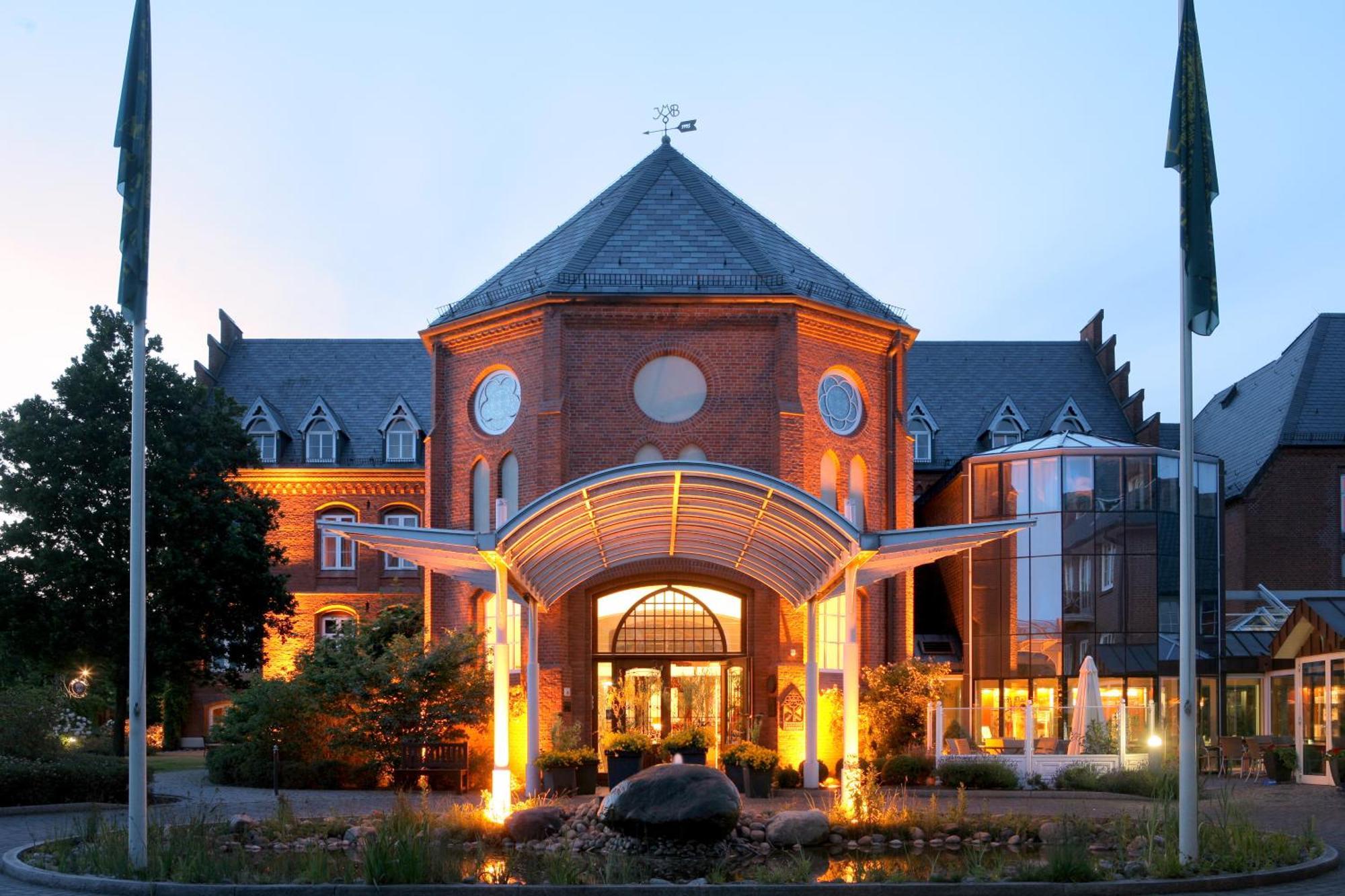 Hotel Altes Gymnasium Husum  Exterior photo