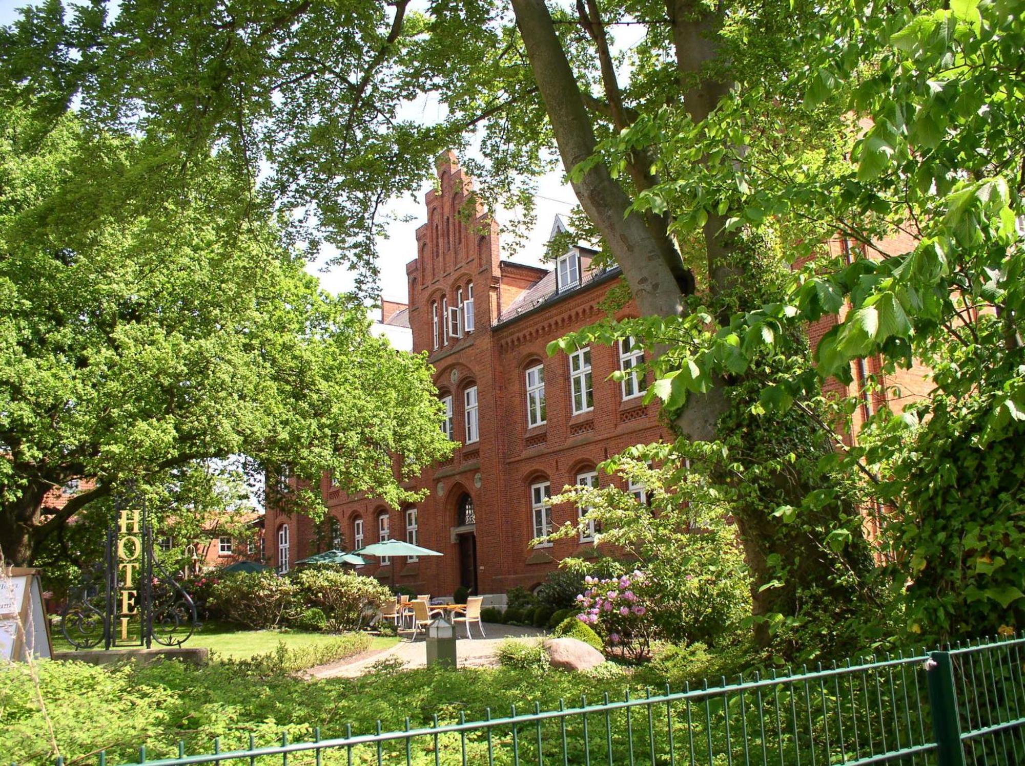Hotel Altes Gymnasium Husum  Exterior photo